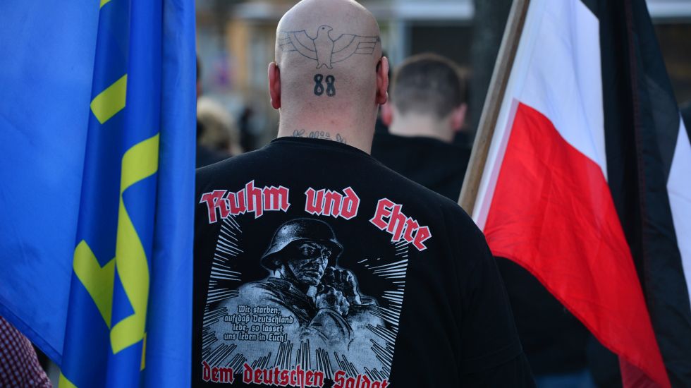 Ein Teilnehmer einer Kundgebung des islamkritischen Pegida-Ablegers Thügida steht am 20. April, dem Geburtstdatum Adolf Hitlers, in Jena