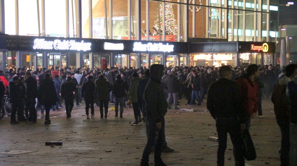 In der Silvesternacht waren am Kölner Hauptbahnhof Frauen sexuell belästigt und ausgeraubt worden