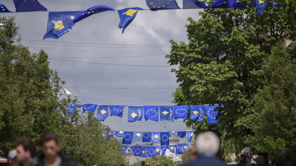 Kosovo und EU-Flaggen in Pristina. dpa/picture alliance