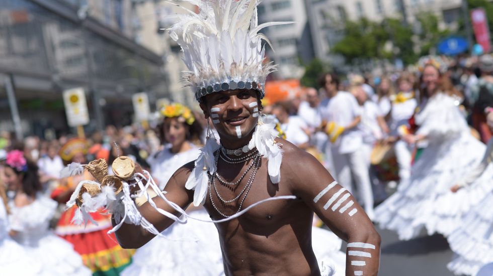 Ein brasilianischer Tänzer beim Karneval der Kulturen in Berlin