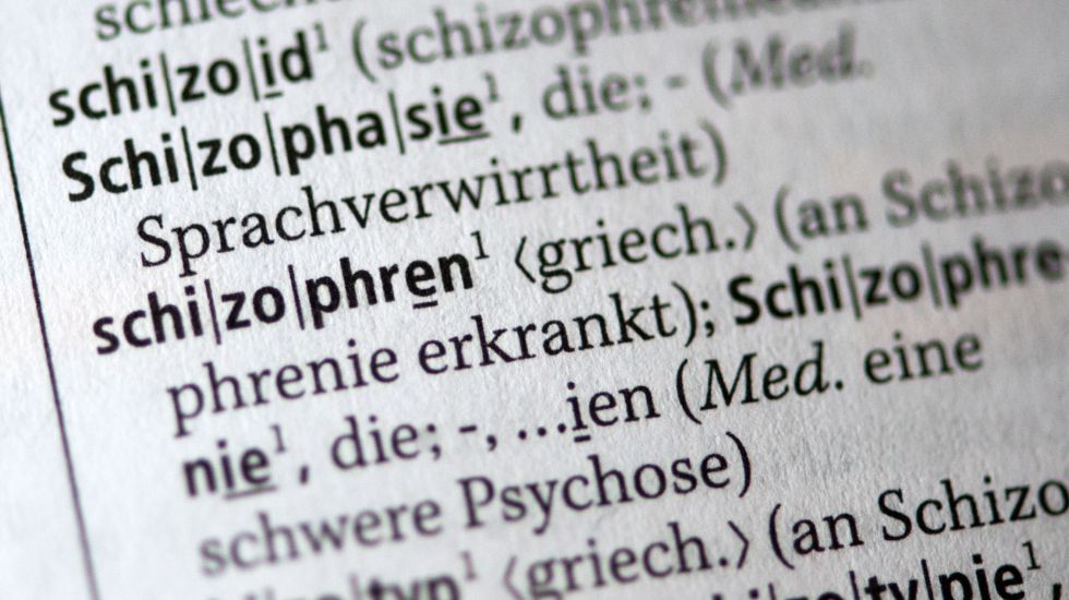 Auf der Seite eines Wörterbuchs wird der Begriff "schizophren" erklärt.