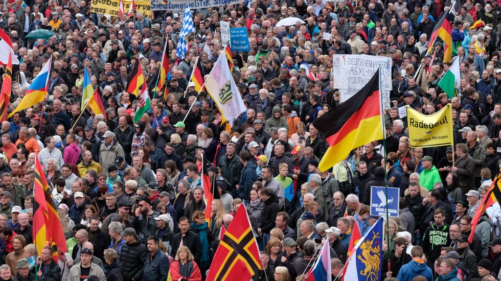 Teilnehmer eines Aufmarsches des fremdenfeindlichen Bündnisses Pegida versammeln sich am 03.10.2016 in Dresden. 