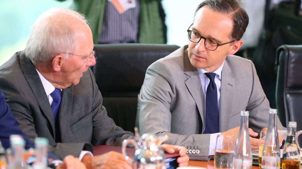 Wer kann besser rechFinanzminister Wolfgang Schäuble (CDU) neben Justizminister Heiko Maas (SPD) bei einer Kabinettssitzung
