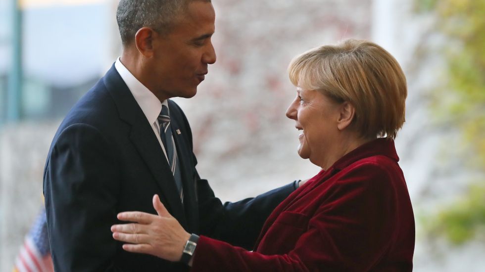 Barack Obama umarmt Angela Merkel beim Deutschland-Besuch des US-Präsidenten