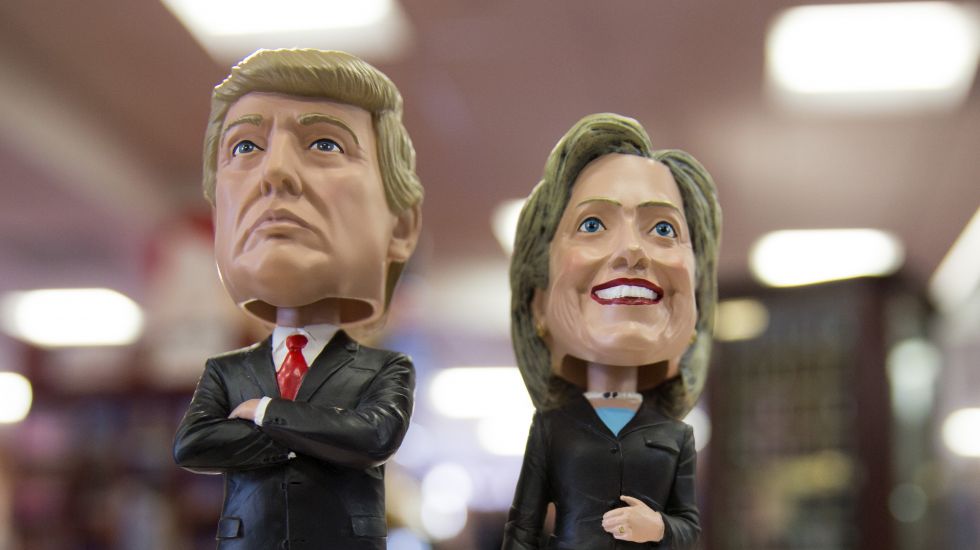 Miniaturfiguren von Donald Trump und Hillary Clinton