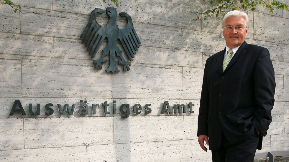 Außenminister Frank-Walter Steinmeier vor dem Auswärtigen Amt