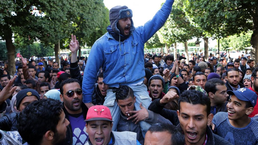 Arbeitslose junge Männer protestieren in Tunis, Tunesien