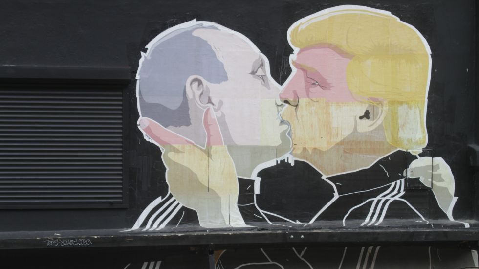 Graffiti auf einer Hausfassade, Trump küsst Putin.