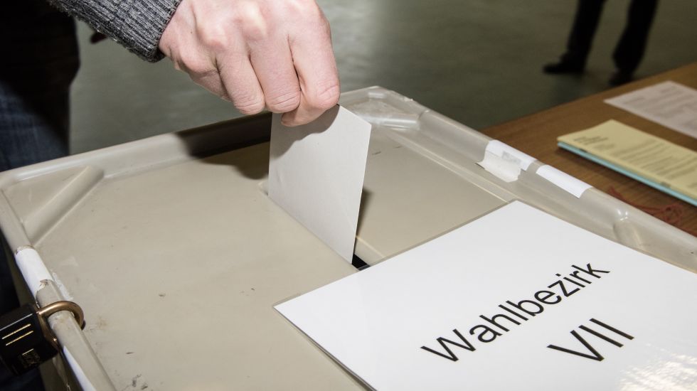 Ein Wähler wirft im Wahllokal seinen Stimmzettel für die  Landtagswahl in die Wahlurne.