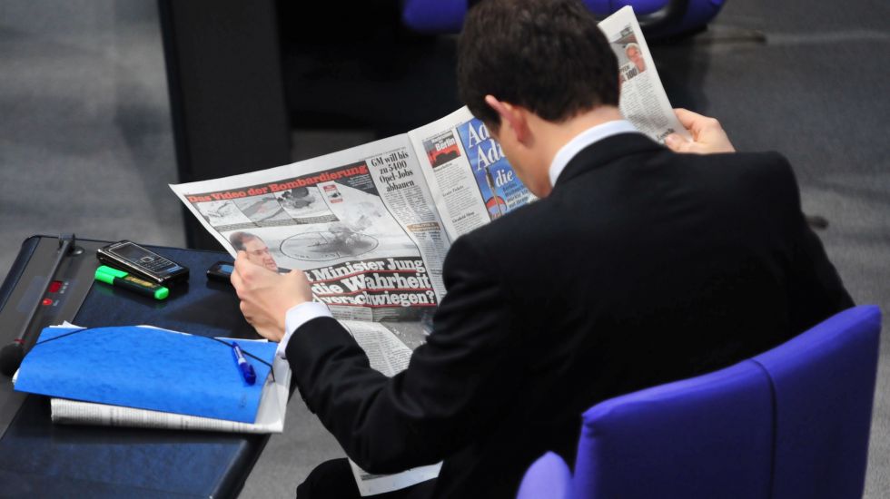 Ein Bundestagsabgeordneter liest im Plenarsaal die Bild-Zeitung