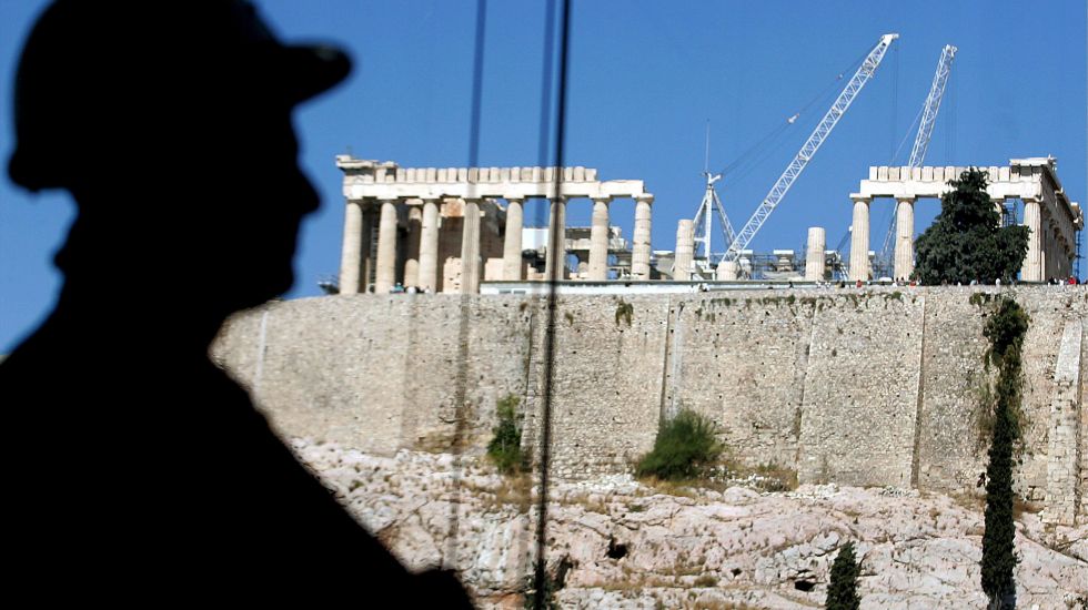 Ein Bauarbeiter steht vor der Akropolis, an der Bauarbeiten durchgeführt werden 