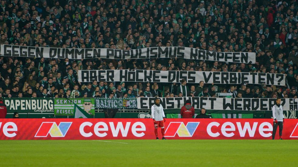Fans von Werder Bremen halten ein Banner mit der Aufschrift „Gegen dummen Populismus kämpfen. Aber Höcke-Diss verbieten. Ernsthaft Werder?“