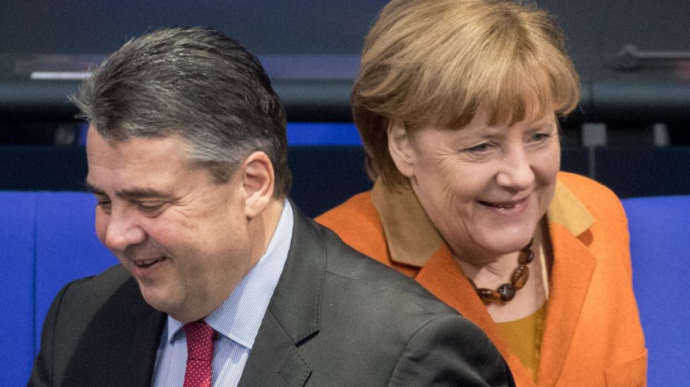 Sigmar Gabriel (SPD)und Bundeskanzlerin Angela Merkel (CDU) stehen am 26.01.2017 in Berlin im Bundestag nebeneinander. Die Sitzung des Parlaments begann mit einer Regierungserklärung Gabriels zu inklusivem Wachstum in Deutschland und Europa.