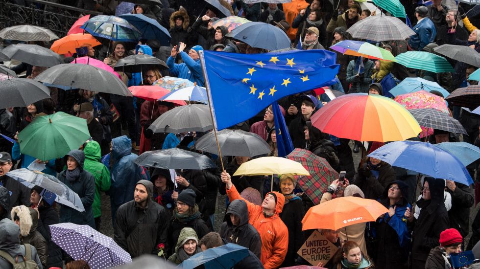 Anhänger der Bürgerinitiative "Pulse of Europe" demonstrieren am 19.03.2017 auf dem Gendarmenmarkt in Berlin für die europäische Idee. Bundesweit gibt es Versammlungen der EU-Befürworter.