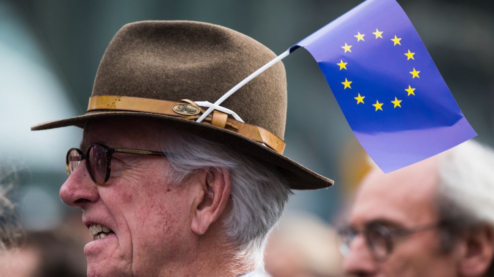 Kundgebungsteilnehmer auf dem Goetheplatz in Frankfurt am Main (Hessen) hat eine Europaflagge an seinem Hut befestigt. Die pro-europäischen Bewegung "Pulse of Europe" wurde in Frankfurt gegründet 
