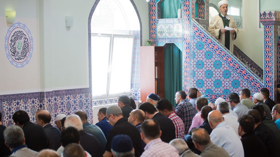 Ein Islamgelehrter predigt in einer Moschee in Hannover