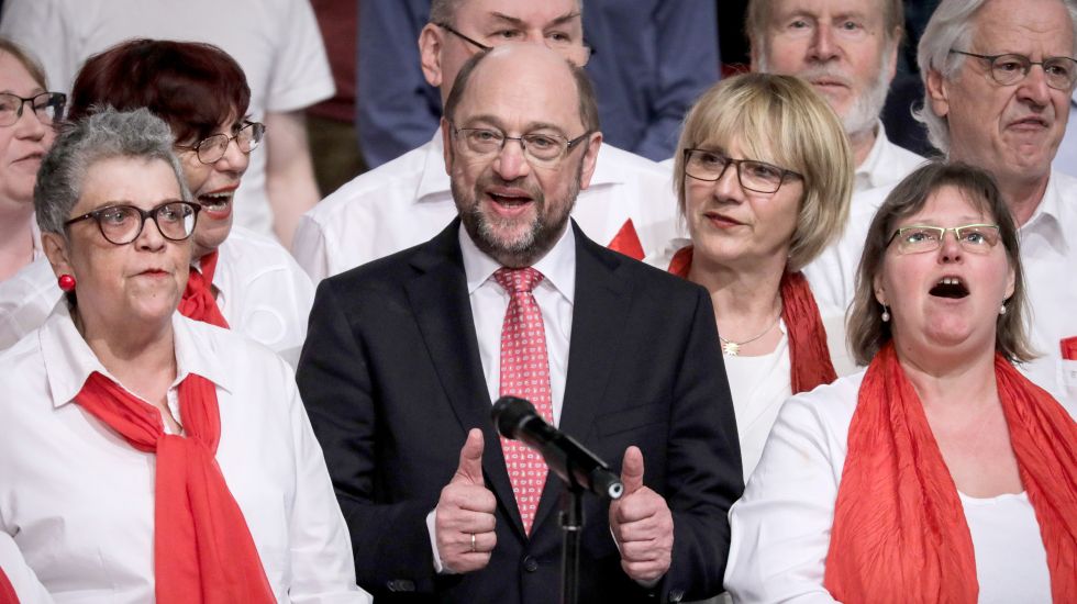 Der neugewählte SPD-Chef Martin Schulz zwischen Chorsängern