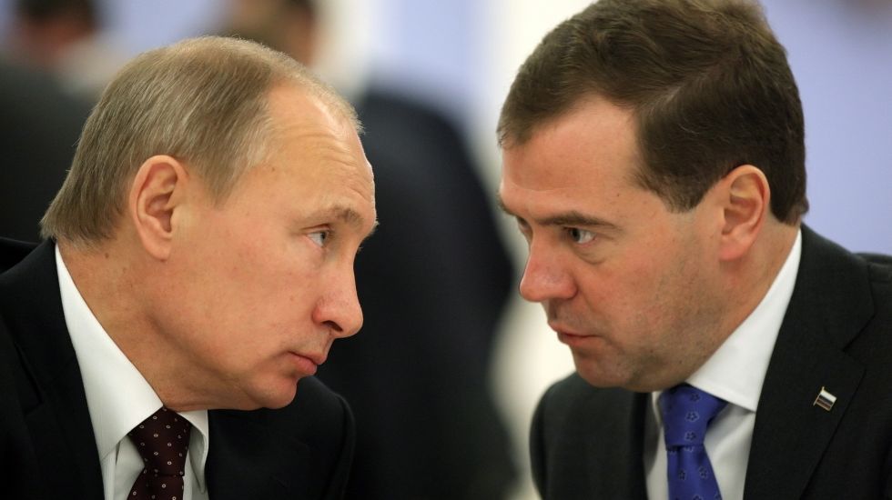 Putin und Premier Medwedew sehen sich mit ernstem Blick an