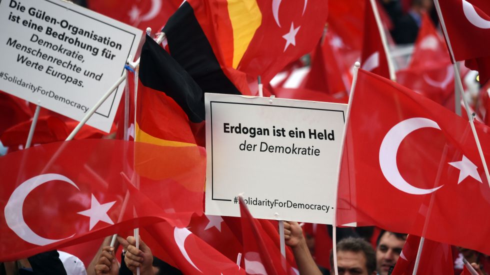 Unterstützer des türkischen Präsidenten Erdogan protestieren am 30.06.2016 in Köln.