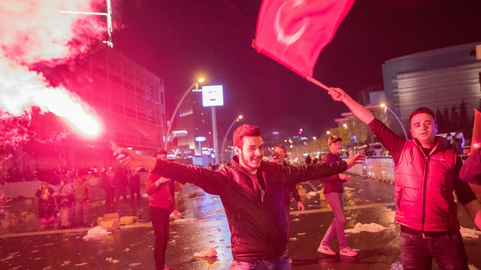 Jubelnde Türken stehen mit Bengalos am 16.04.2017 vor dem Hauptquartier der AKP in Ankara (Türkei) und feiern eine Zustimmung für das Verfassungsreferendum
