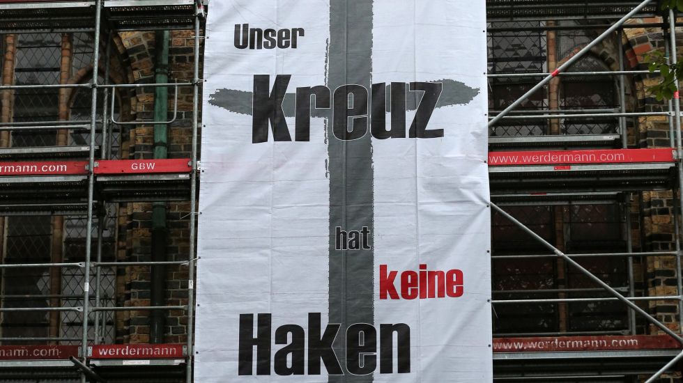 Ein Plakat zeigt die Aufschrift "Unser Kreuz hat keine Haken"