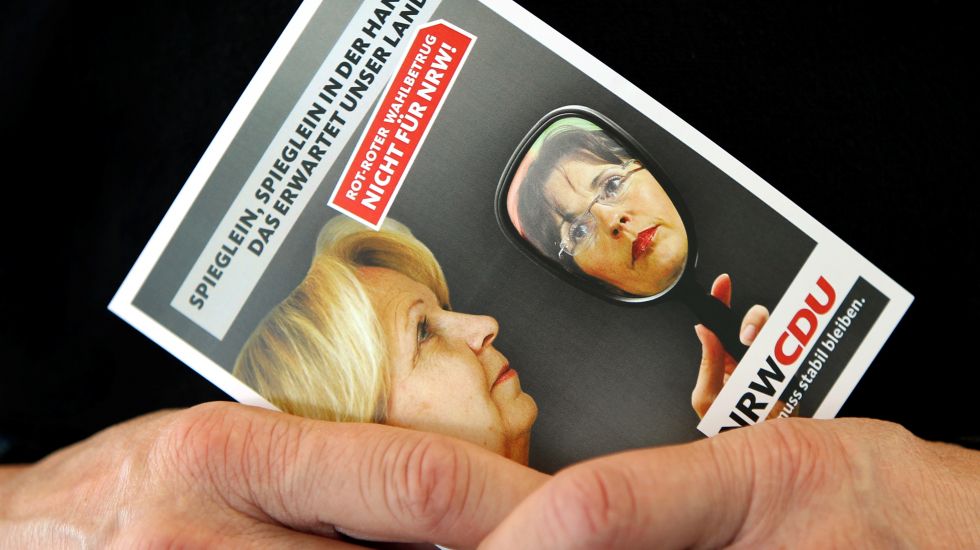 Postkarte der CDU-NRW auf der Hannelore Kraft in einen Handspiegel schaut, der Andrea Ypsilanti zeigt
